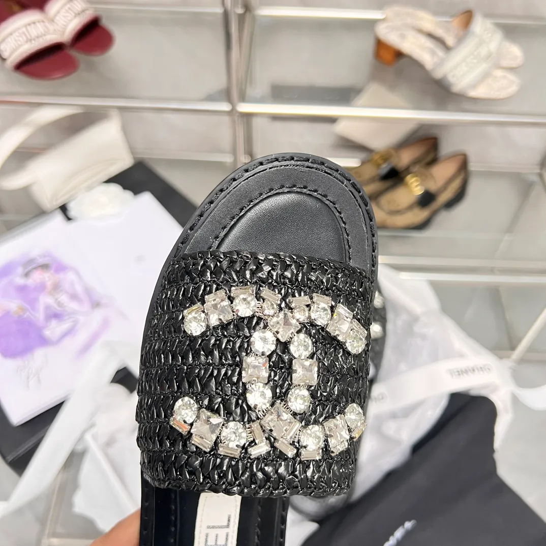 👟👟Ex-factory price 480👟👟 CHANEL woven handmade slippers are currently the most difficult slippers to make. They are all handmade. The diamonds are artificially put on one by one. Imported pure natural dense weaving! Super heavy duty! The quality is much better than the ones on the market, so it is not easily deformed and has a certain degree of flexibility to the touch, not that hard! It doesn’t feel stuffy when you wear it, and the breathability effect is really good! Size: 35-40. Genuine leather outsole. This product is relatively rare. Don’t hesitate to get it. I don’t know how many months it will last. Maybe it will be gone all of a sudden. This kind of shoes can’t be made for long. It’s too troublesome.